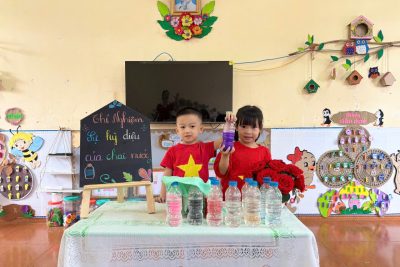 Thí nghiệm: Sự kì diệu của chai nước, Lớp E4 – Trường mầm non Hợp Lý