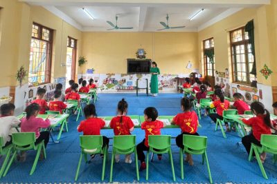 Hoạt động học: “Tập tô chữ cái U, Ư” – Lớp A5 Trường mầm non Hợp Lý