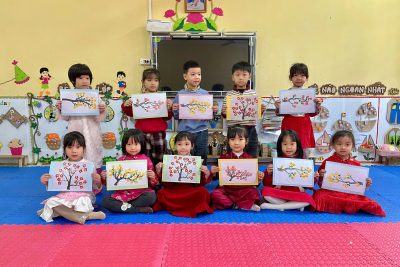 Lớp C5: Hoạt động Tạo hình: Bé trang trí hoa mai, hoa đào.