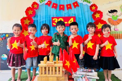 LỚP A3 – Chào mừng kỉ niệm 51 năm Giải phóng miền Nam thống nhất đất nước